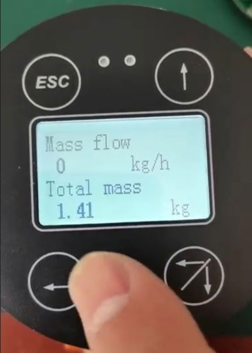 El caudalímetro másico Coriolis proporciona múltiples parámetros Coriolis mass flowmeter provides multiple parameters